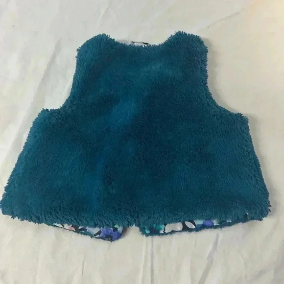 Gymboree - faux Fur  vest. Size 2T - Picture 2 of 4